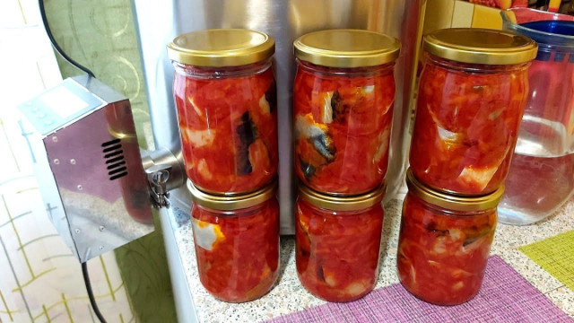 Скумбрия в томатном соусе